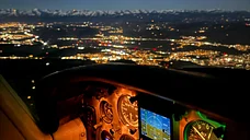Blick aus dem Cockpit auf die Stadt Bern und die magischen Alpen im Hintergrund.