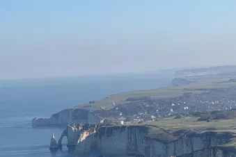 Survol de la falaise d'Etretat