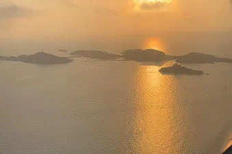 Balade aérienne dans la baie de Marseille et les calanques
