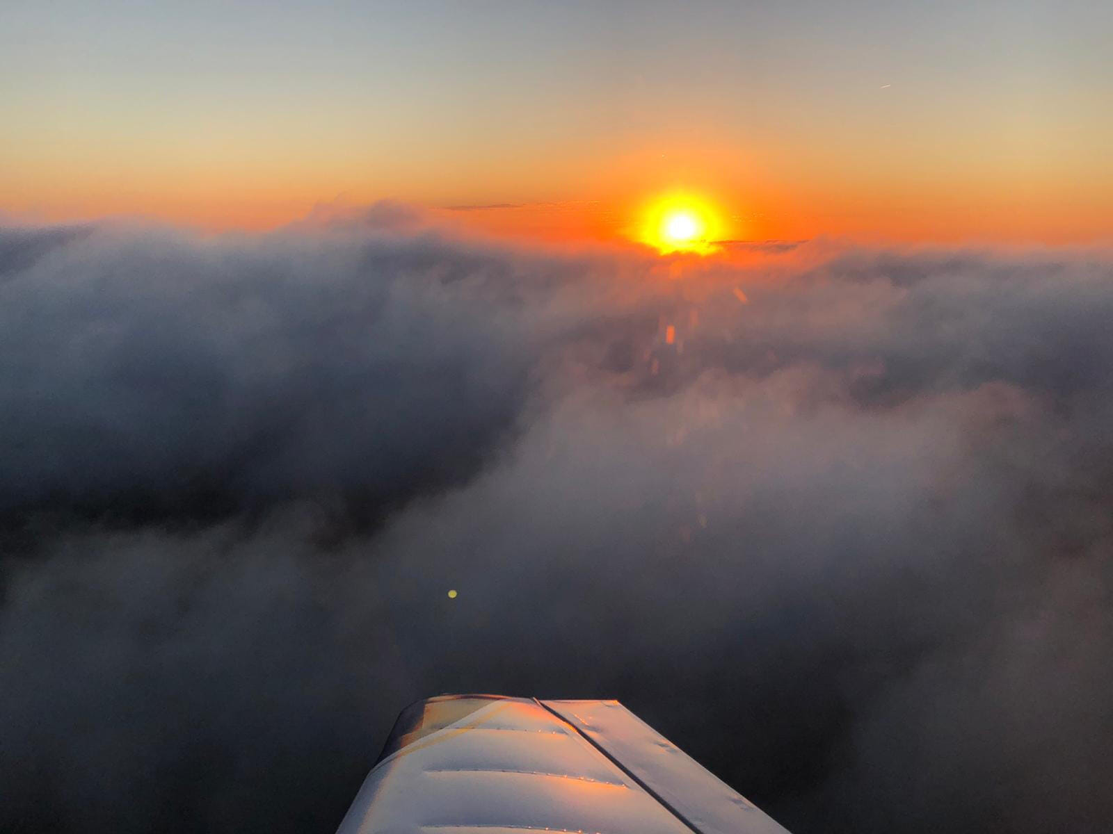 levé de soleil sur les nuages