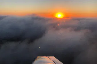 levé de soleil sur les nuages