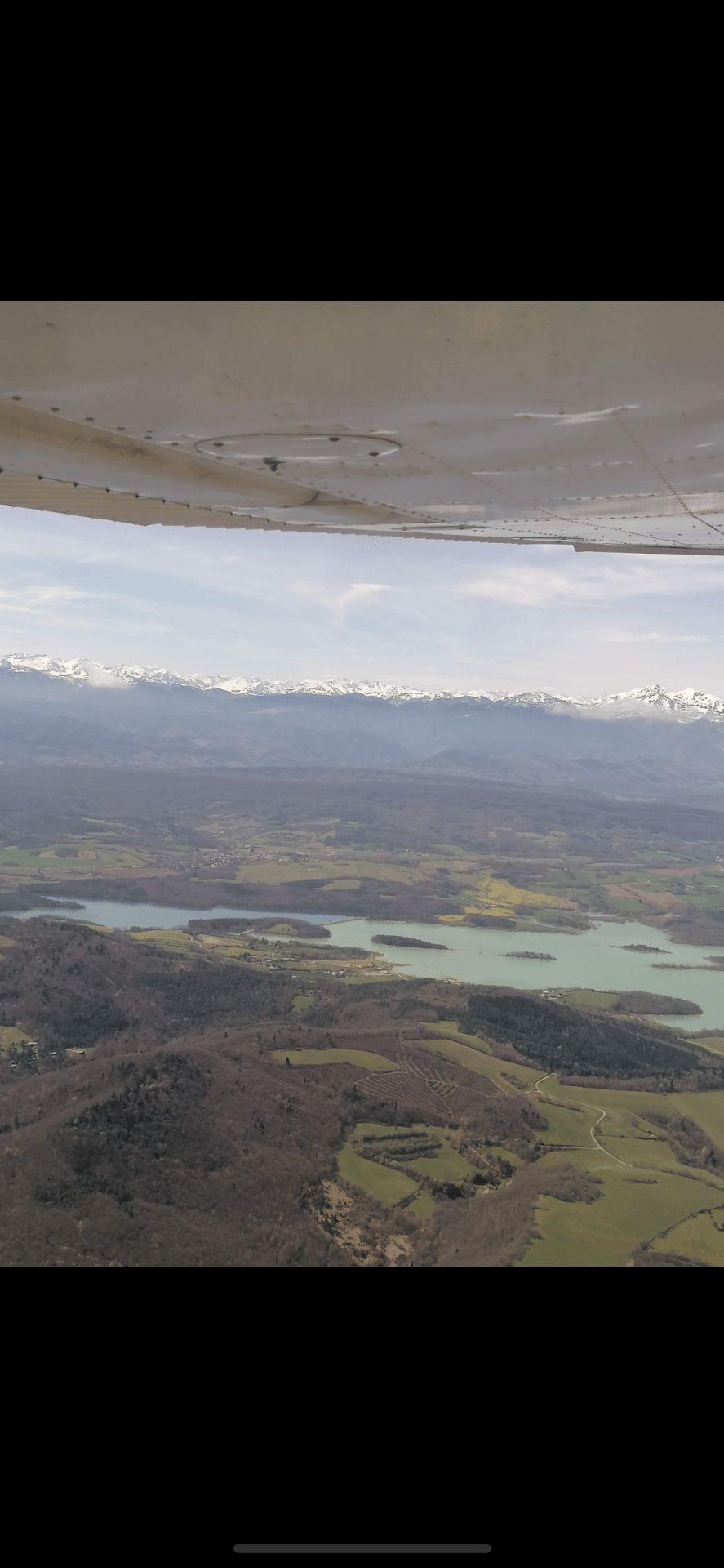 Chaîne des Pyrénées enneigée