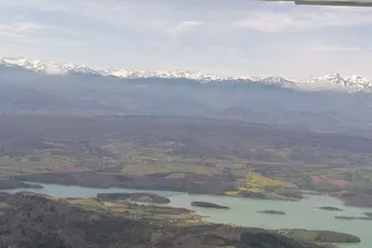 Chaîne des Pyrénées enneigée
