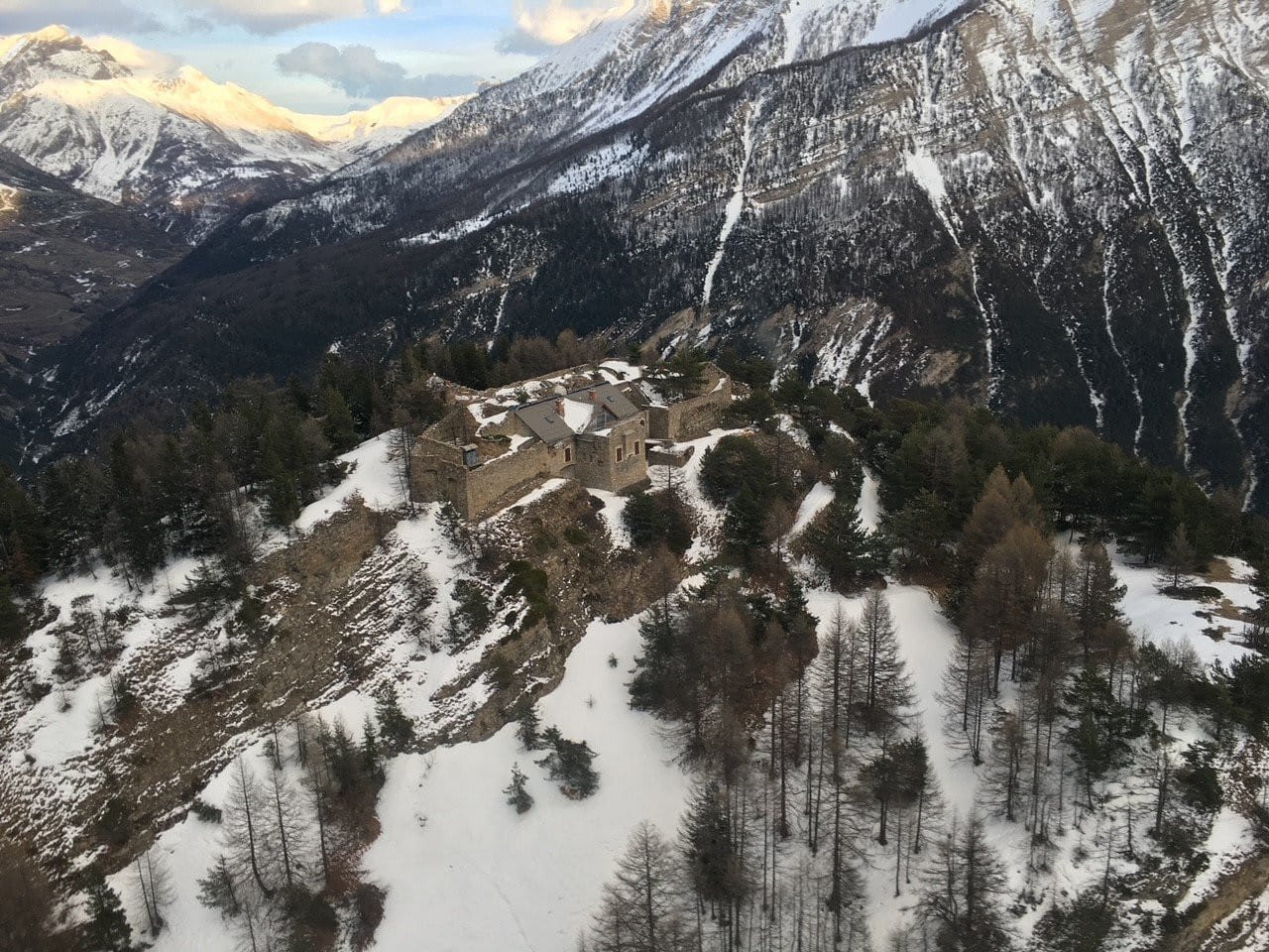 Balade aérienne au-dessus des forteresses secrètes des Alpes