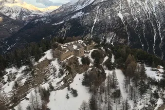 Balade aérienne au-dessus des forteresses secrètes des Alpes