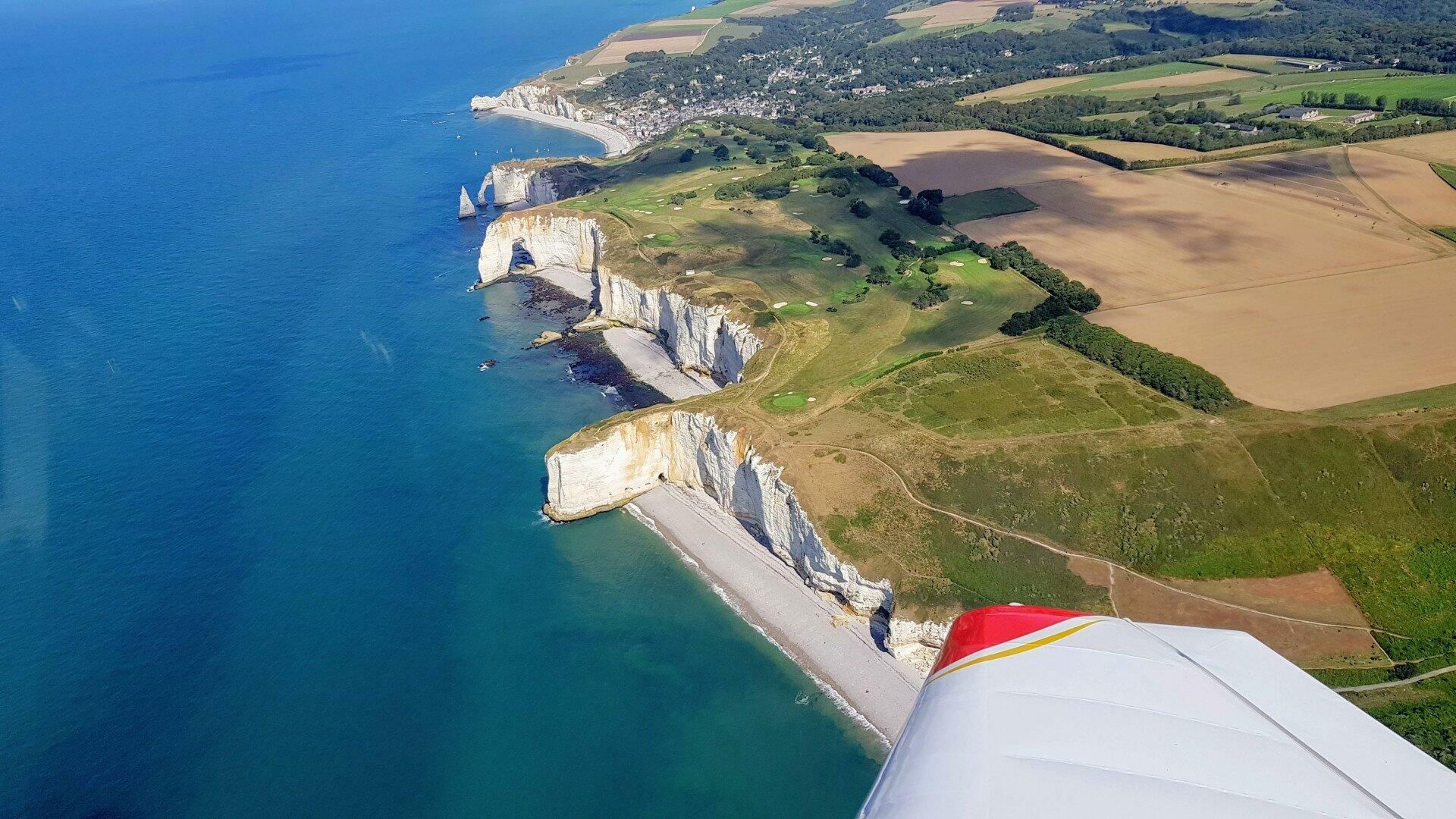 Les falaises d'Etretat, survol en Cirrus SR20
