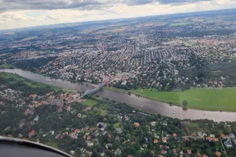 Das "Blaue Wunder" verbindet die Stadtteile Loschwitz und Blasewitz