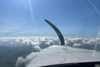 Arrivée sur la côte au dessus des nuages