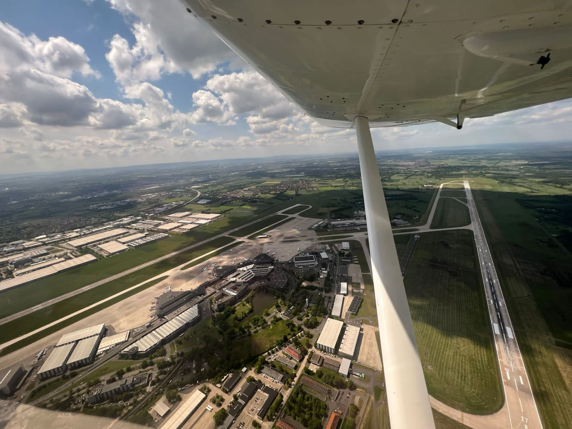 Landung in Hannover mit Follow-Me-Car!