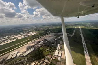 Landung in Hannover mit Follow-Me-Car!