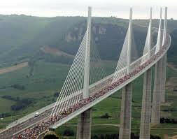 Survolez le Viaduc de Millau en avion privé !