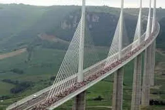 Survolez le Viaduc de Millau en avion privé !