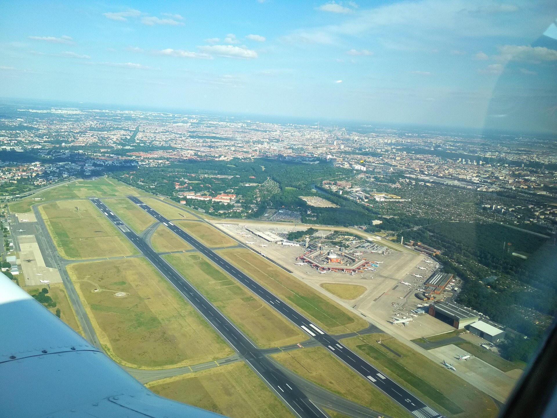 Rundflug über die Dächer Berlins im abendlichen Licht
