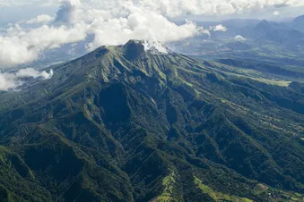 Survol du nord de la Martinique - entre mer et montage