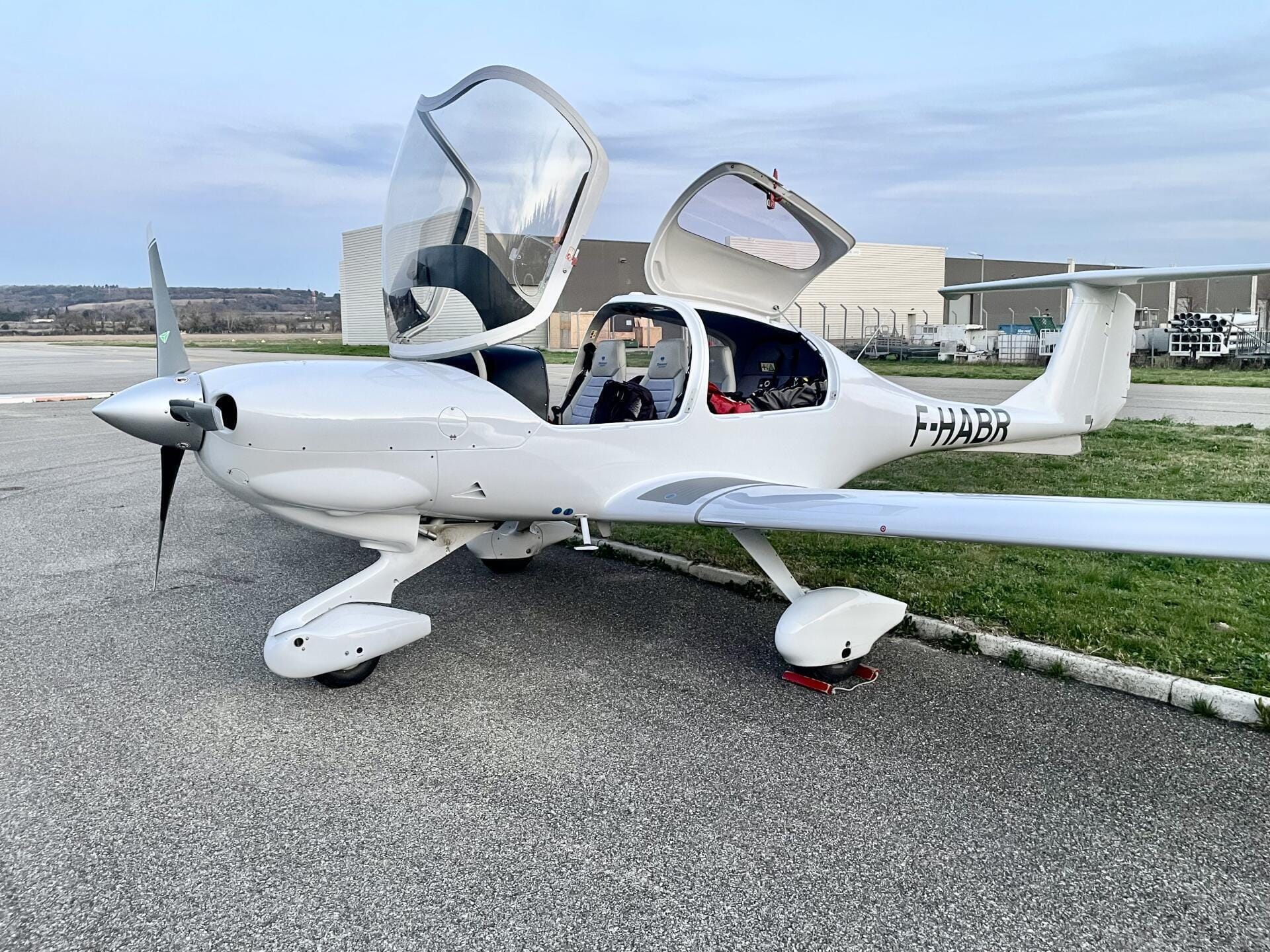 Notre avion pour le vol 🛩️, un Diamond Aircraft, moderne et confortable