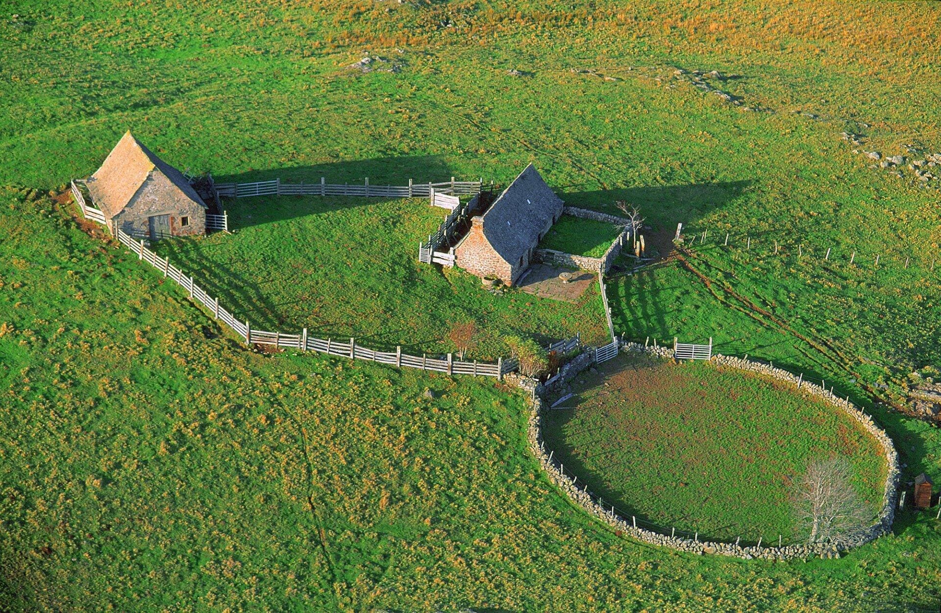 Balade aérienne sur le plateau de l'Aubrac - France