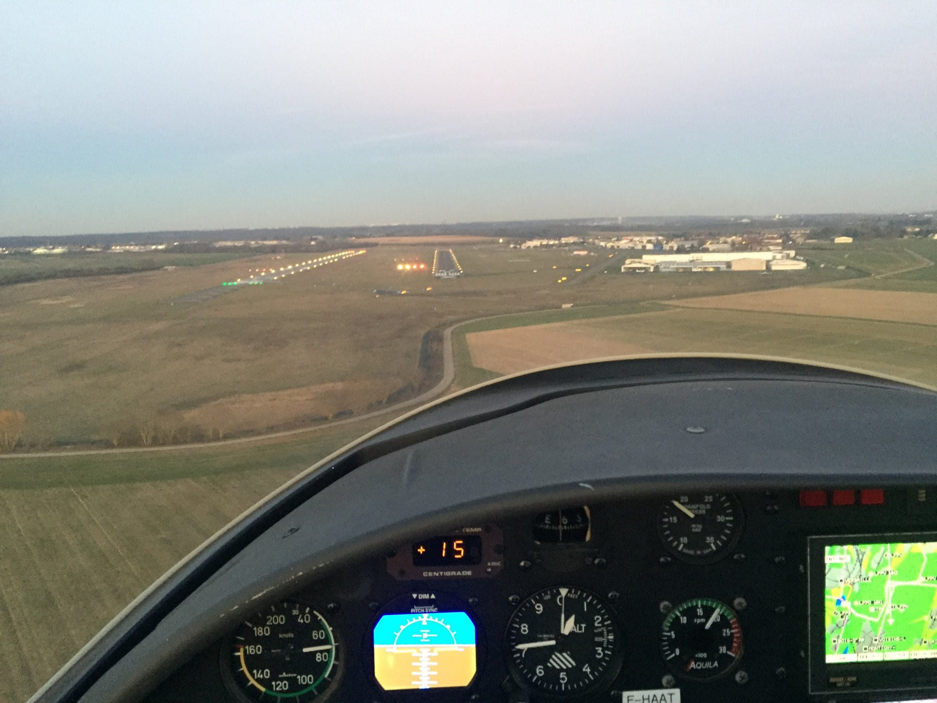 Vol dans les environs de Toussus-Le -Noble 1H