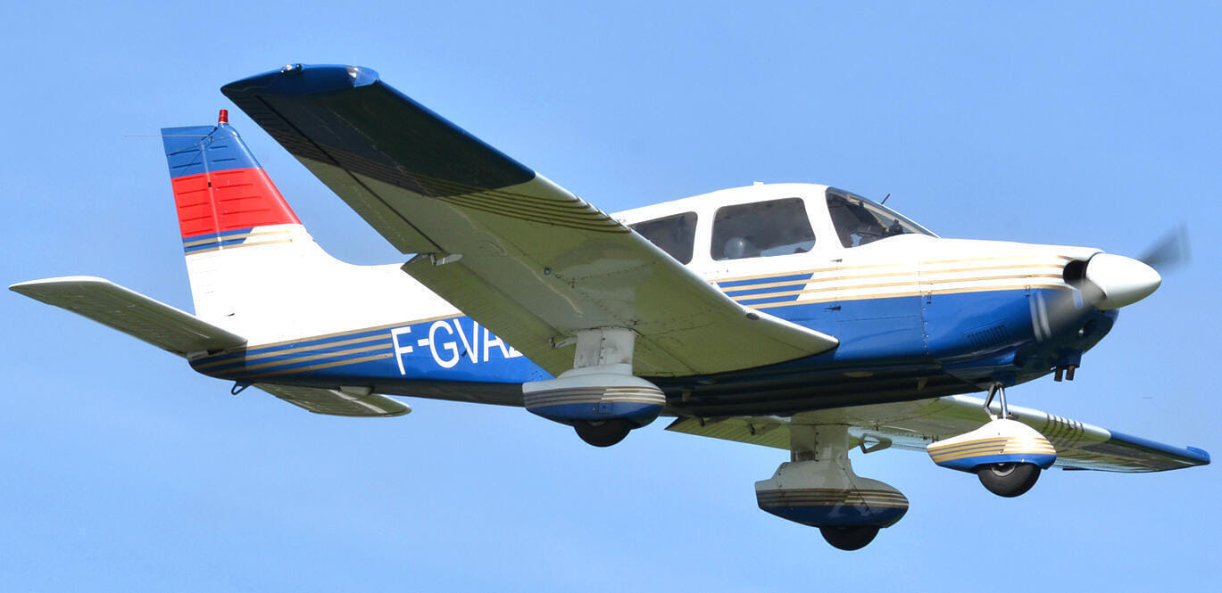 3/4 face d'un PA28 en vol