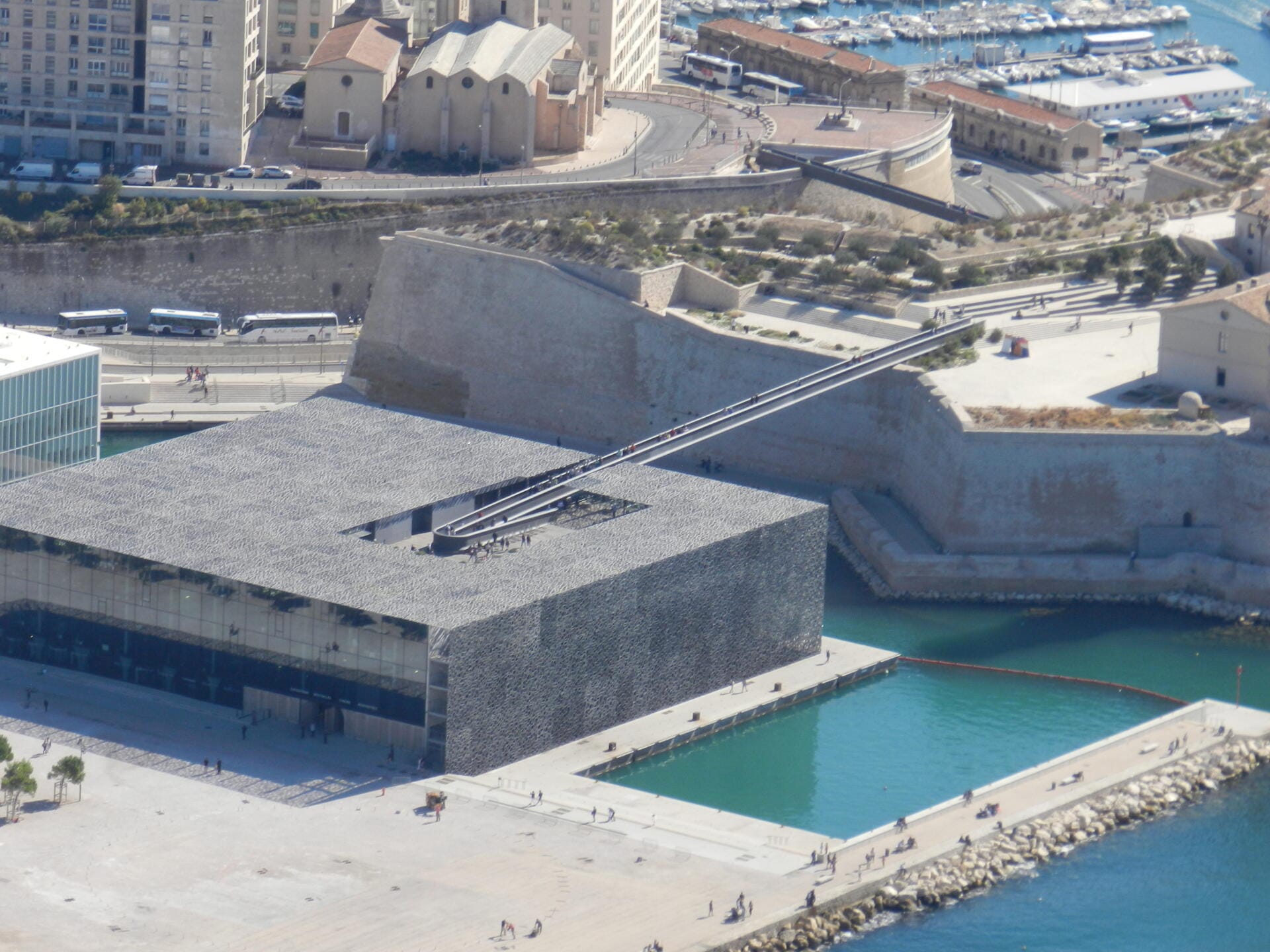 Superbe survol de la rade de Marseille