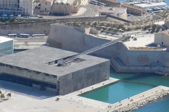 Superbe survol de la rade de Marseille
