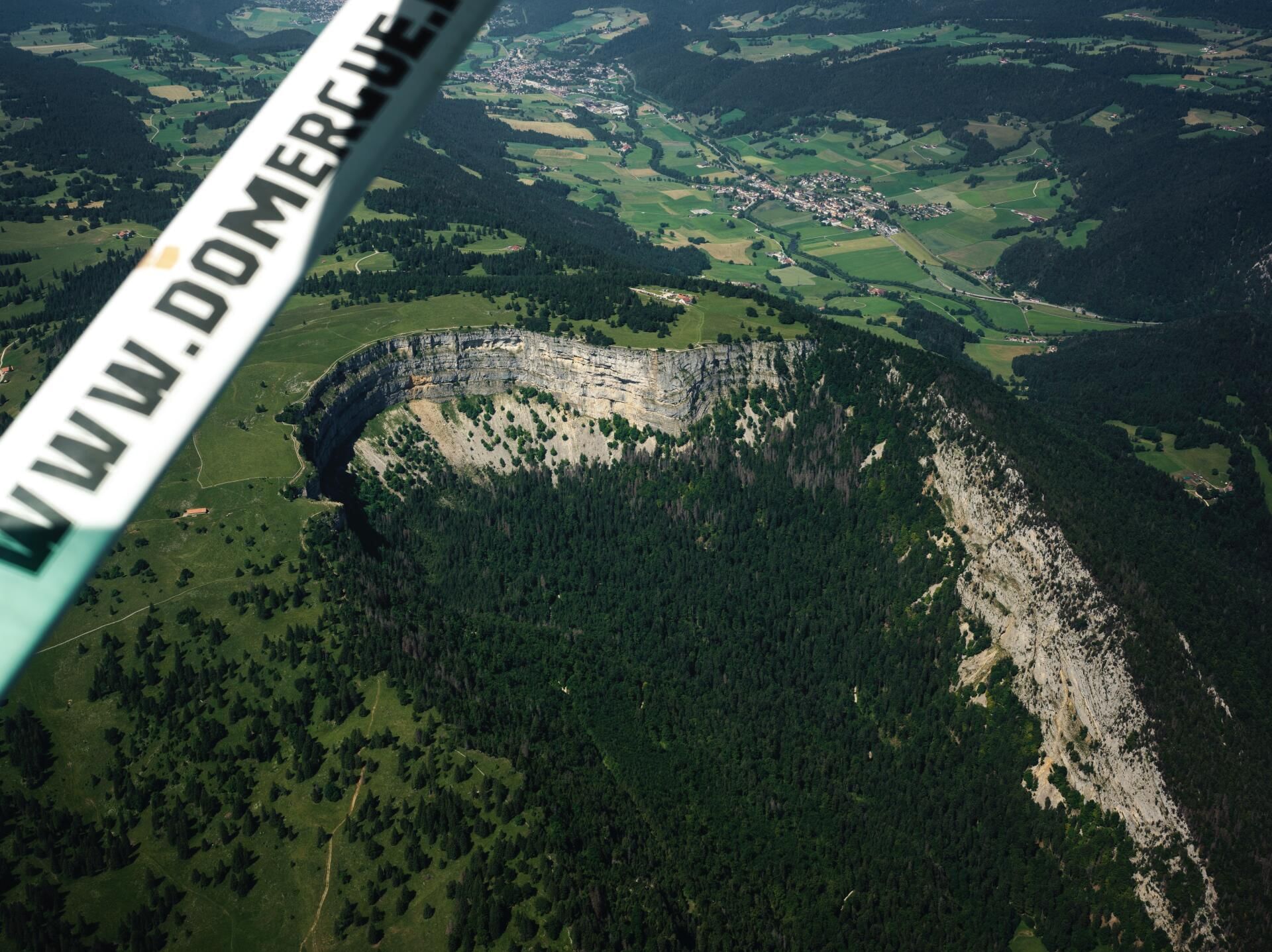 Le lac de Neuchâtel & le Creux du Van vus du ciel