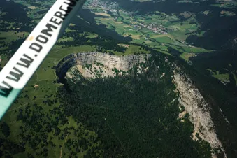 Le lac de Neuchâtel & le Creux du Van vus du ciel