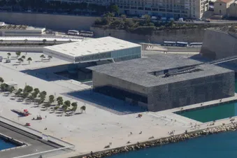 Superbe survol de la rade de Marseille
