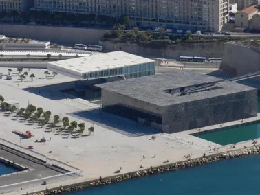 Superbe survol de la rade de Marseille