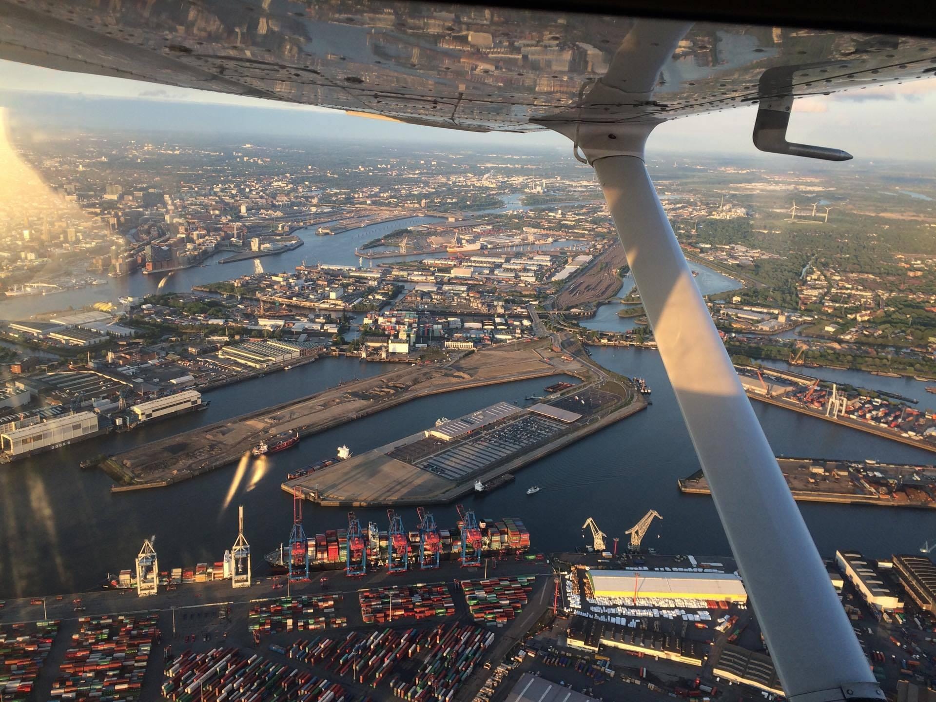 Hamburg von oben: Elbe, Hafen und die Wahrzeichen der Hansestadt