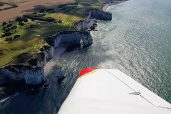 Les falaises d'Etretat, survol en Cirrus SR20