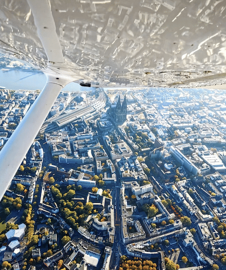 Panoramaflug über Köln: Dom, Rhein und Rheinmetropole aus der Luft erleben