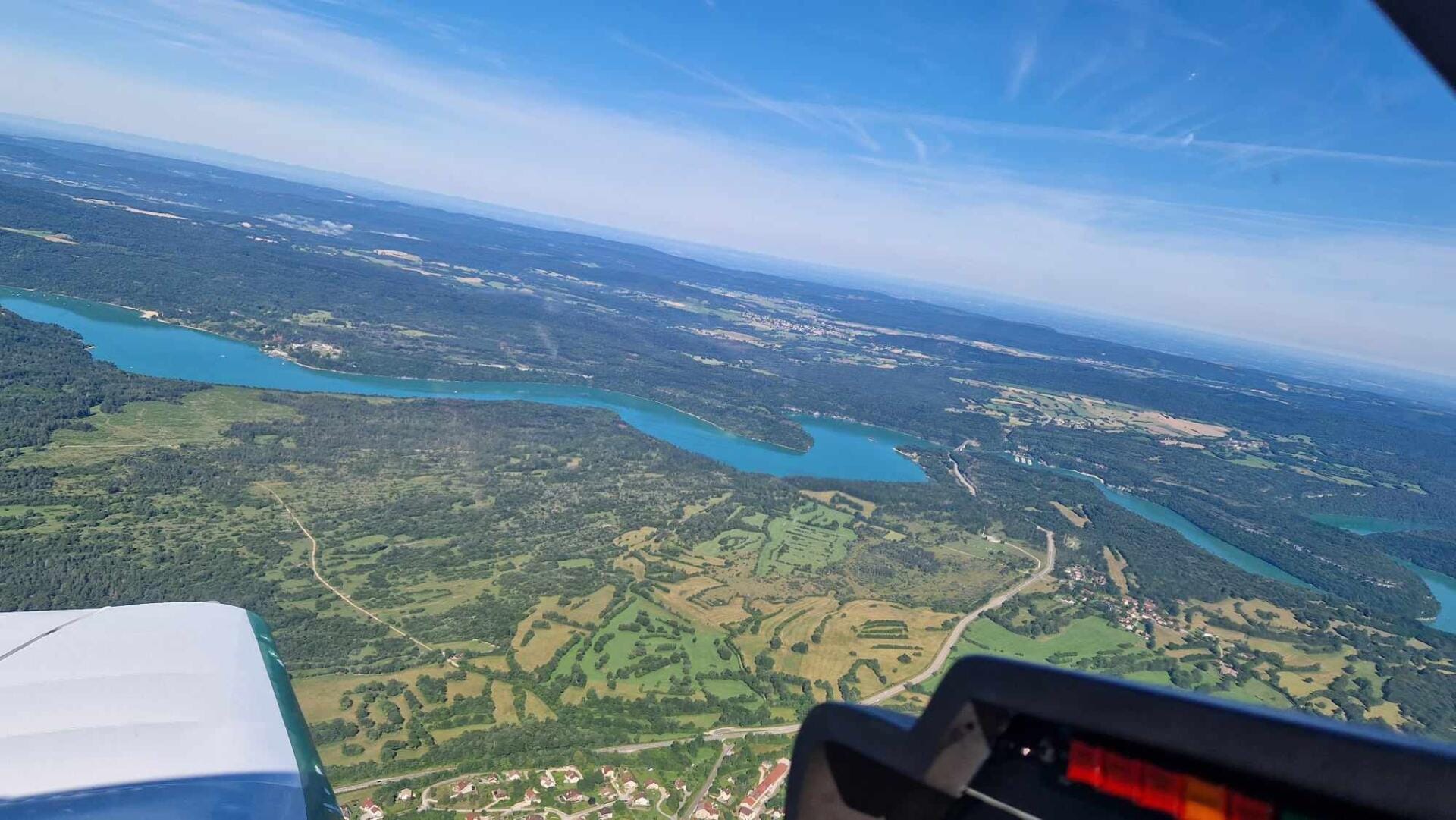 Survol du lac de Vouglans