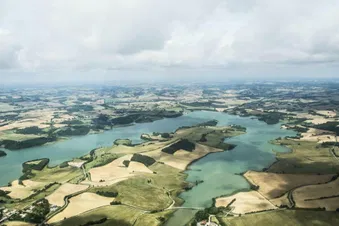 Découvrir le lac de la Ganguise vu d'en haut en Robin DR400