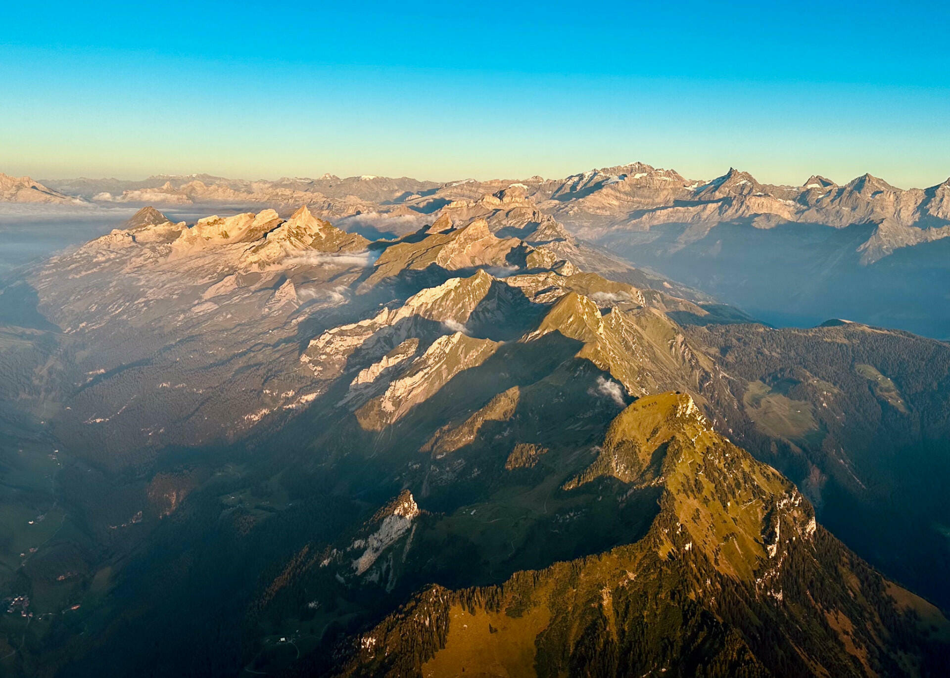 Abendliche Stimmung über Altdorf mit Blick in der Glarner Alpen