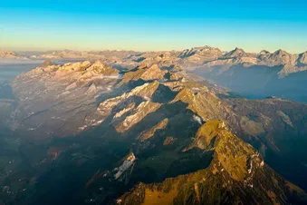 Abendliche Stimmung über Altdorf mit Blick in der Glarner Alpen