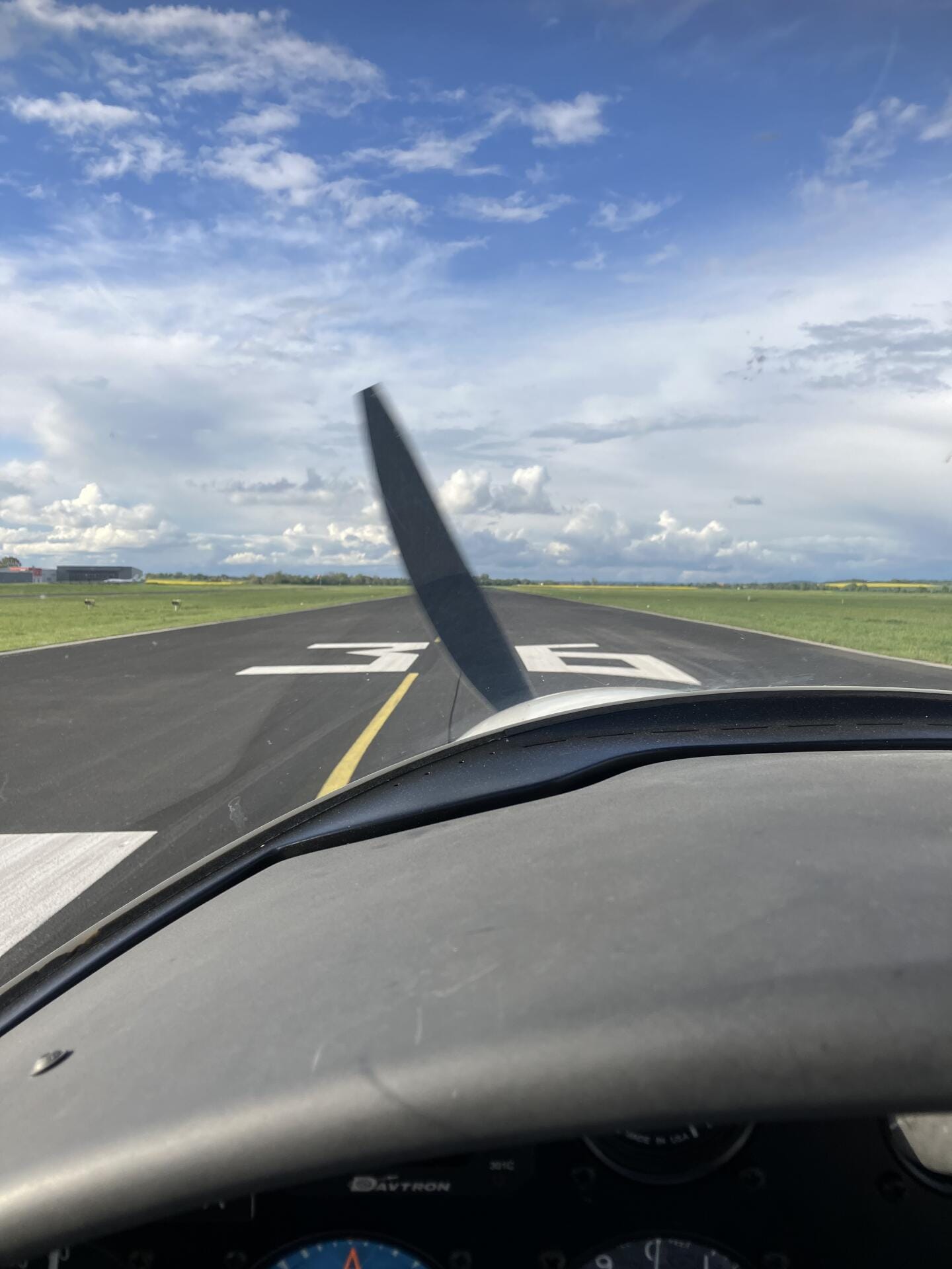 Aquila A211