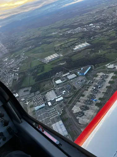 Vol à la vertical au dessus de Blagnac Aéroport!