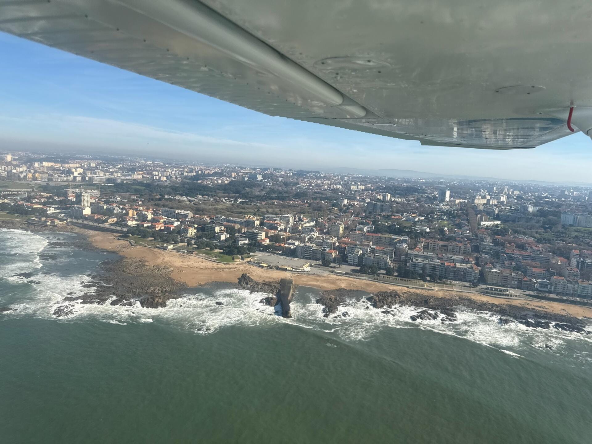Costal flight at Porto and crossing of the 6 bridges. - France