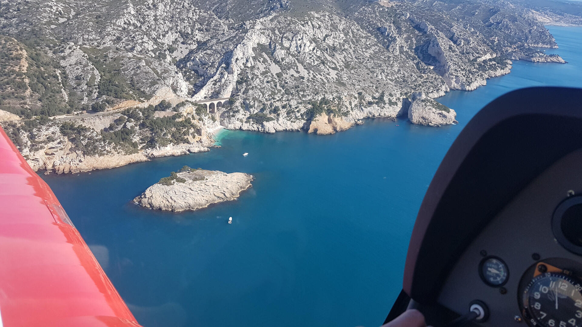 Rade de Marseille ras de l'eau, calanques, Sainte Victoire