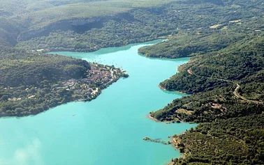 Balade aérienne à travers lacs & plateaux