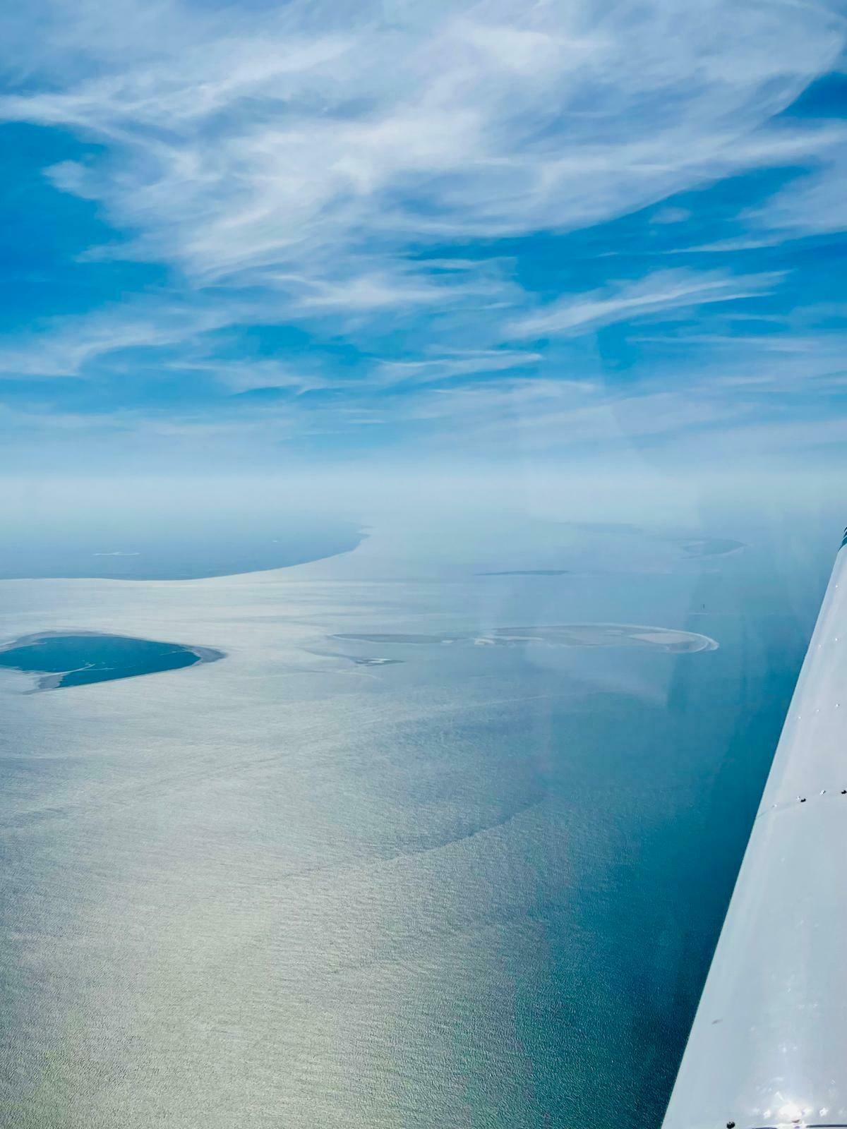 Himmel und See verschmelzen