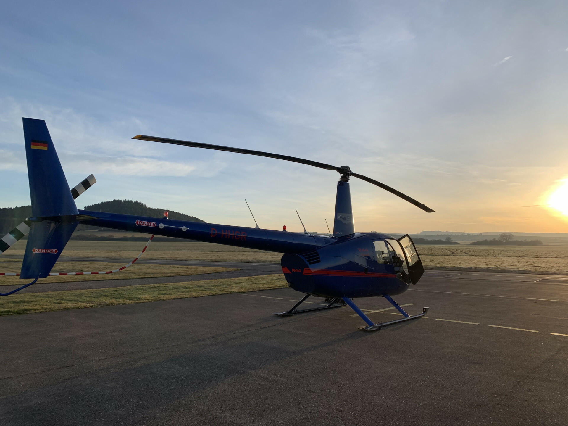 R44 im Sonnenaufgang