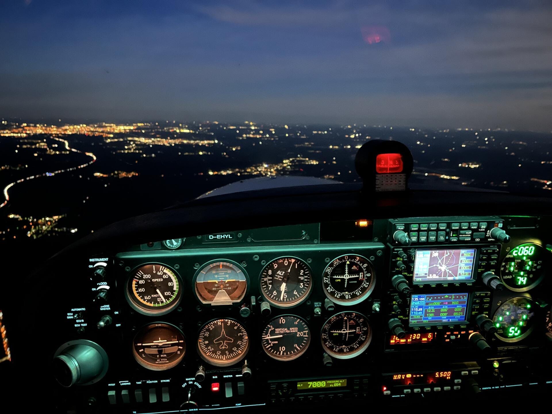 Cockpit während eines Nachtfluges