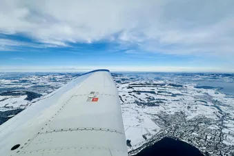 Blick auf das verschneite Flachland