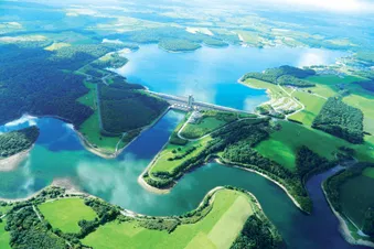 Lac de l'Eau d'Heure (c) https://walloniebelgiquetourisme.fr/fr/content/les-lacs-de-leau-dheure-le-site-des-plus-grands-lacs-de-belgique