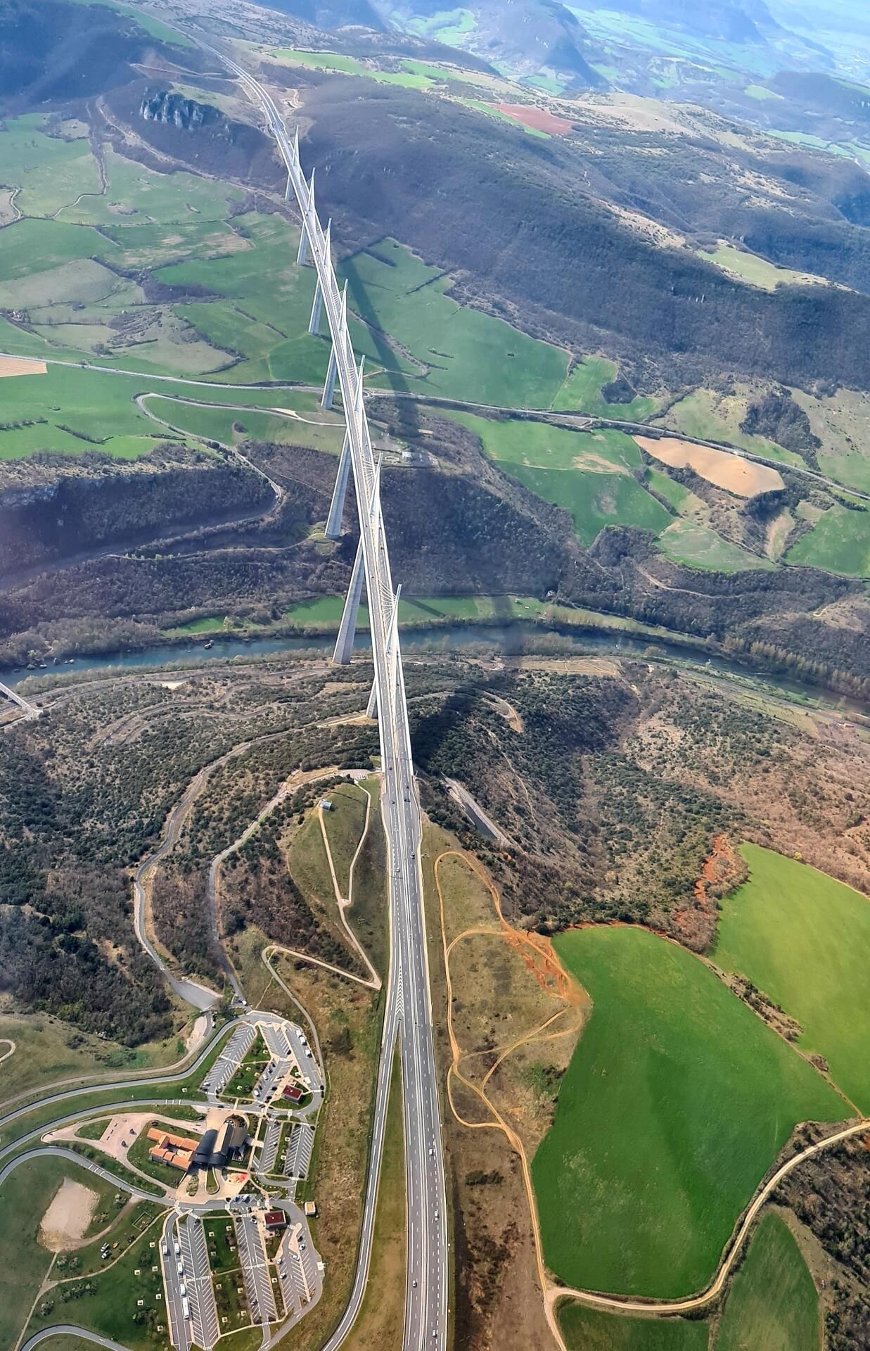 Entre géants et paysages volcaniques : Millau & Salagou