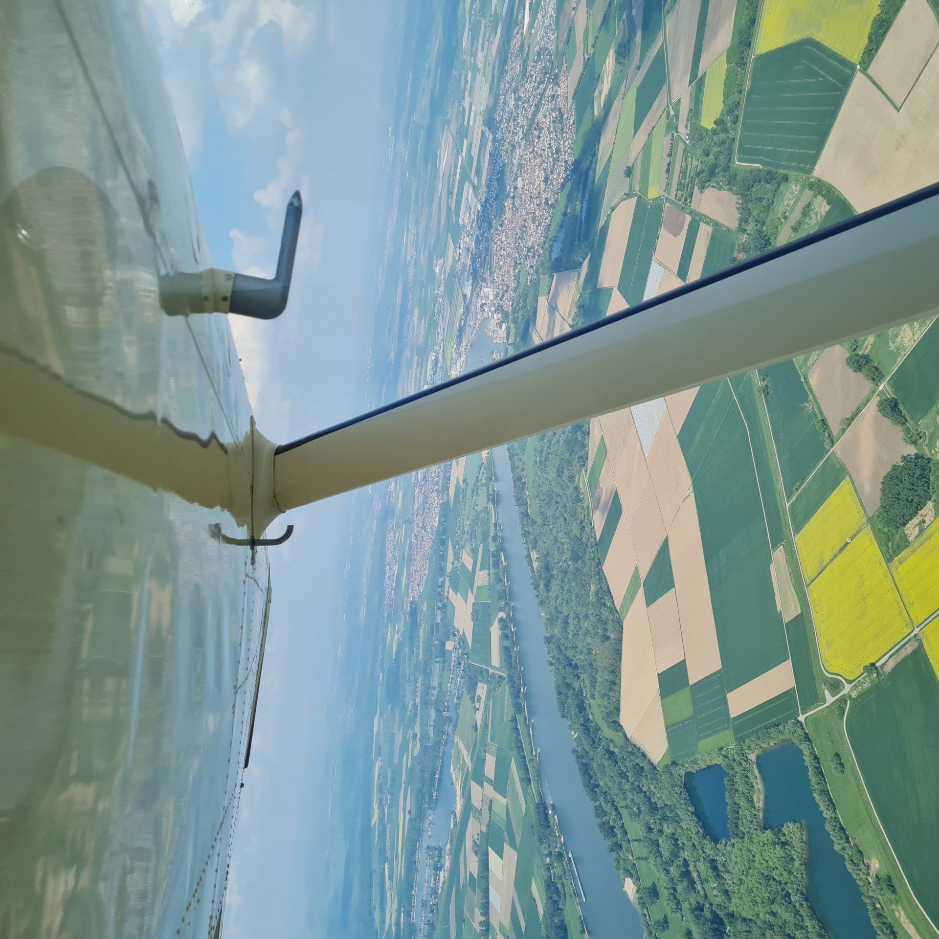 Flug über die schönsten Gegenden an der Mainschleife entlang