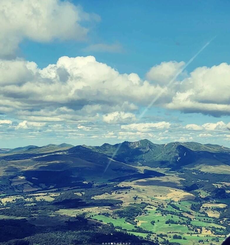 La Chaîne des Puys et le Château de Val vue du ciel