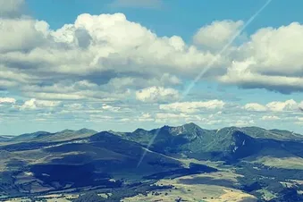 La Chaîne des Puys et le Château de Val vue du ciel