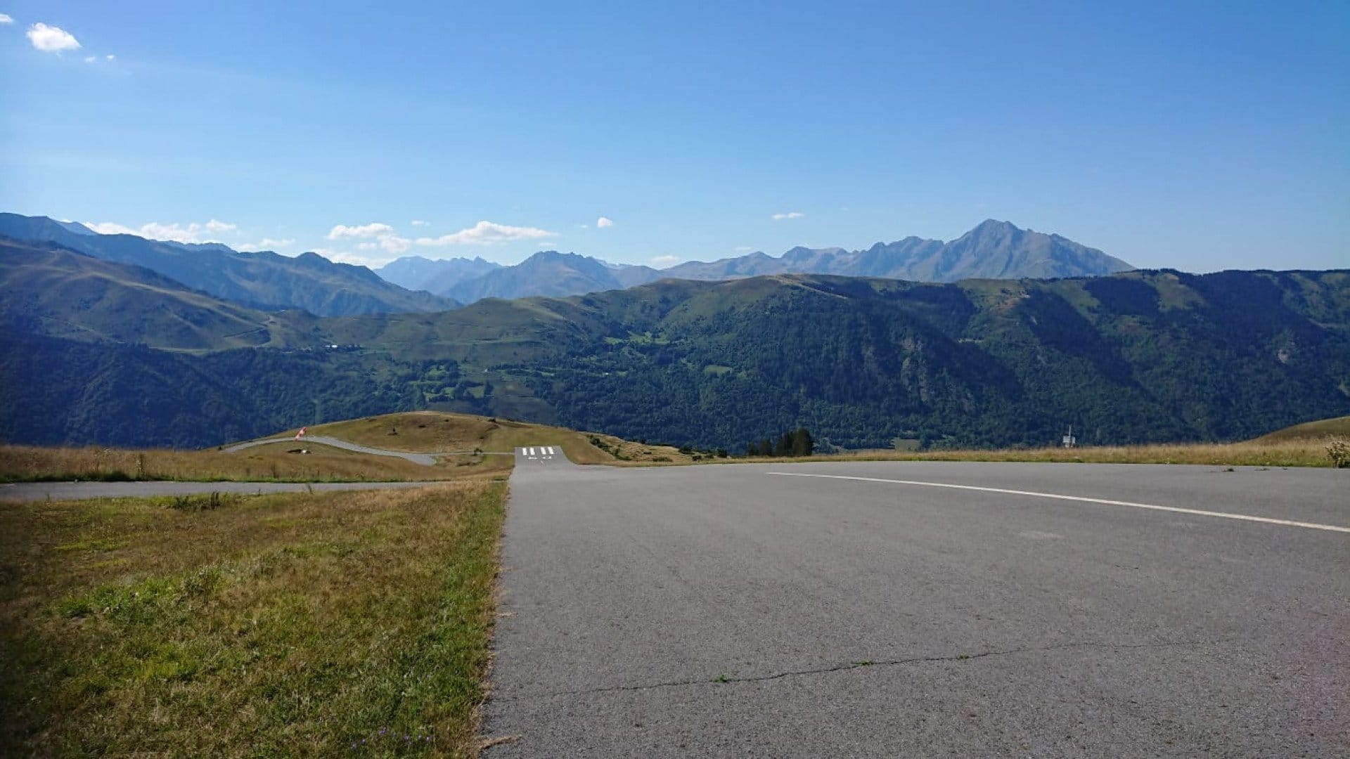 Escale à l'altiport 007 (via le Pic du Midi)